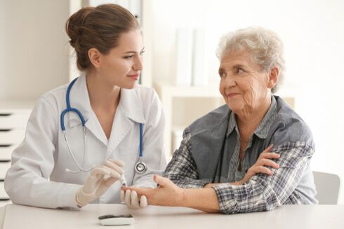 Médico y paciente con diabetes